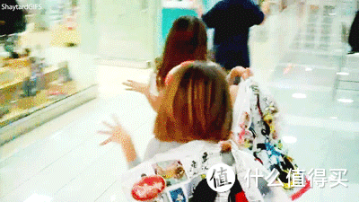 我带身高155的同事来到童装部，结果她逛疯了……